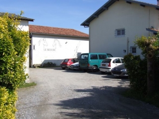  Entrada y aparcamiento 